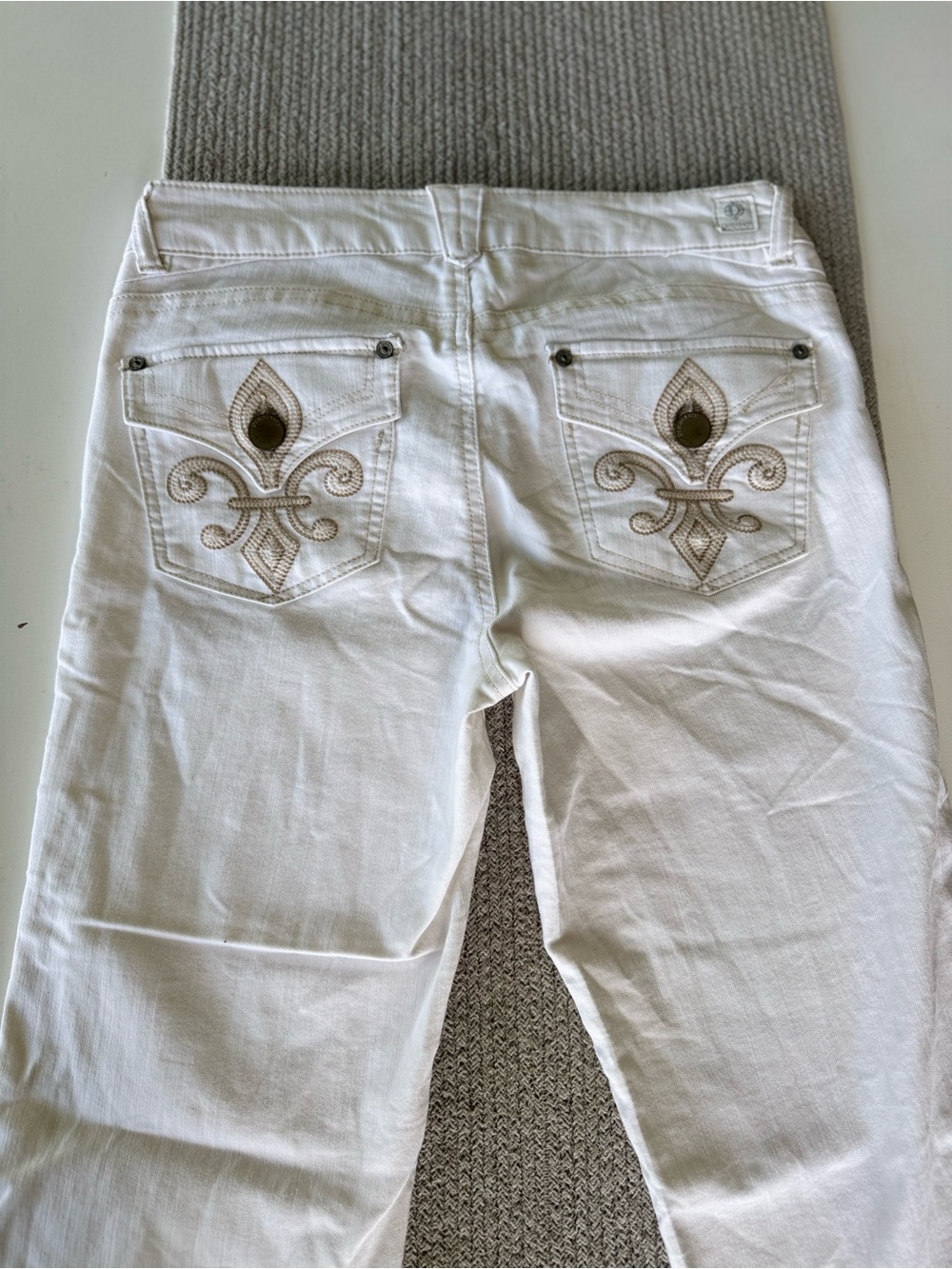 Vintage Y2K Democracy Low Rise Embellished White Denim Capris Jeans Size 6